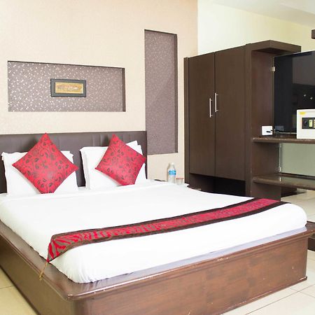 Oyo 4895 Abi Krishna Hotel Pondicherry Bagian luar foto