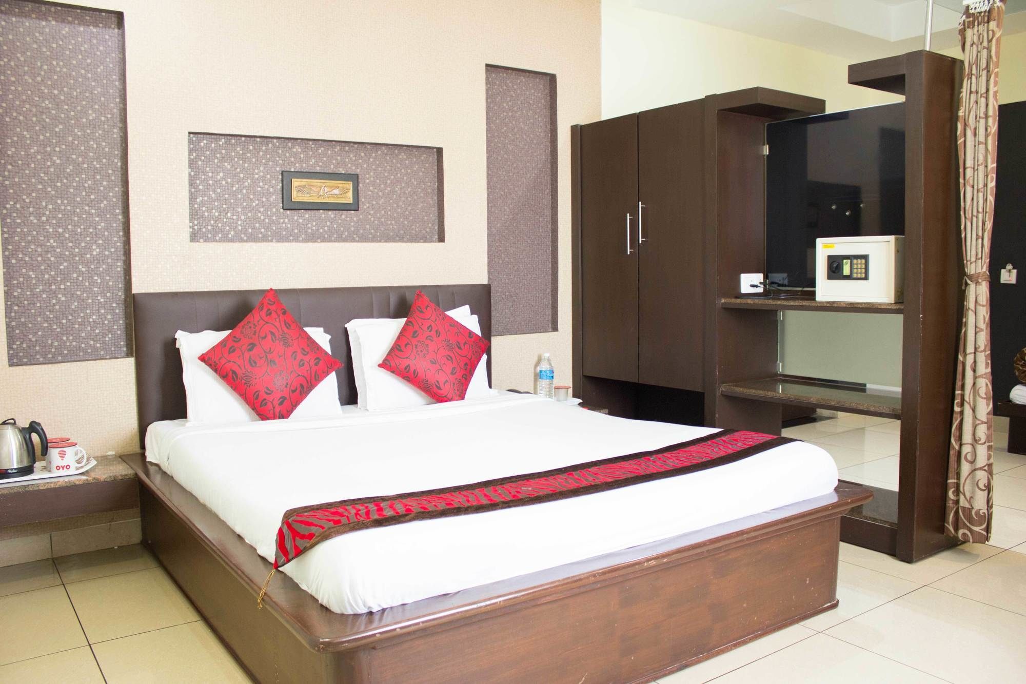 Oyo 4895 Abi Krishna Hotel Pondicherry Bagian luar foto