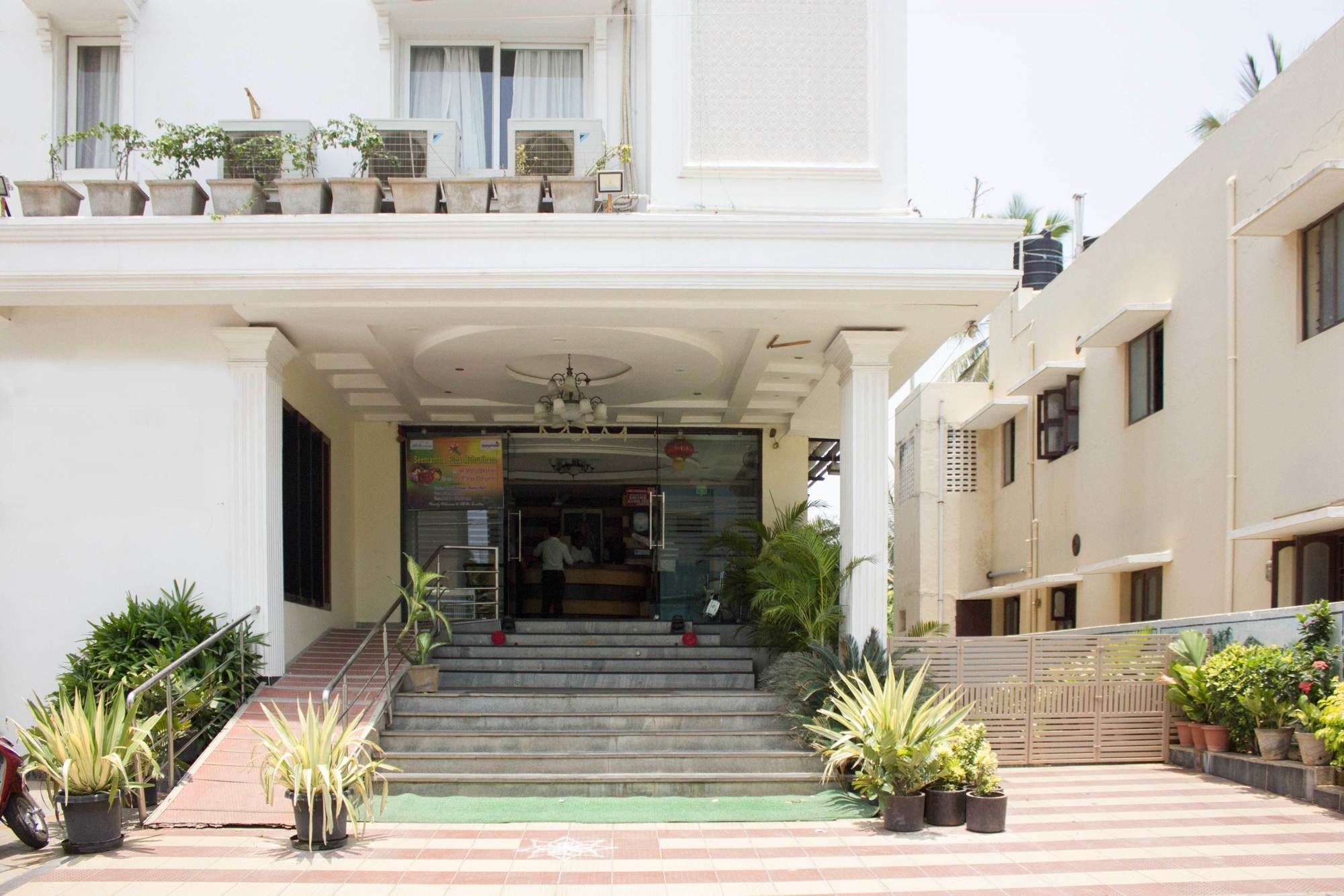 Oyo 4895 Abi Krishna Hotel Pondicherry Bagian luar foto
