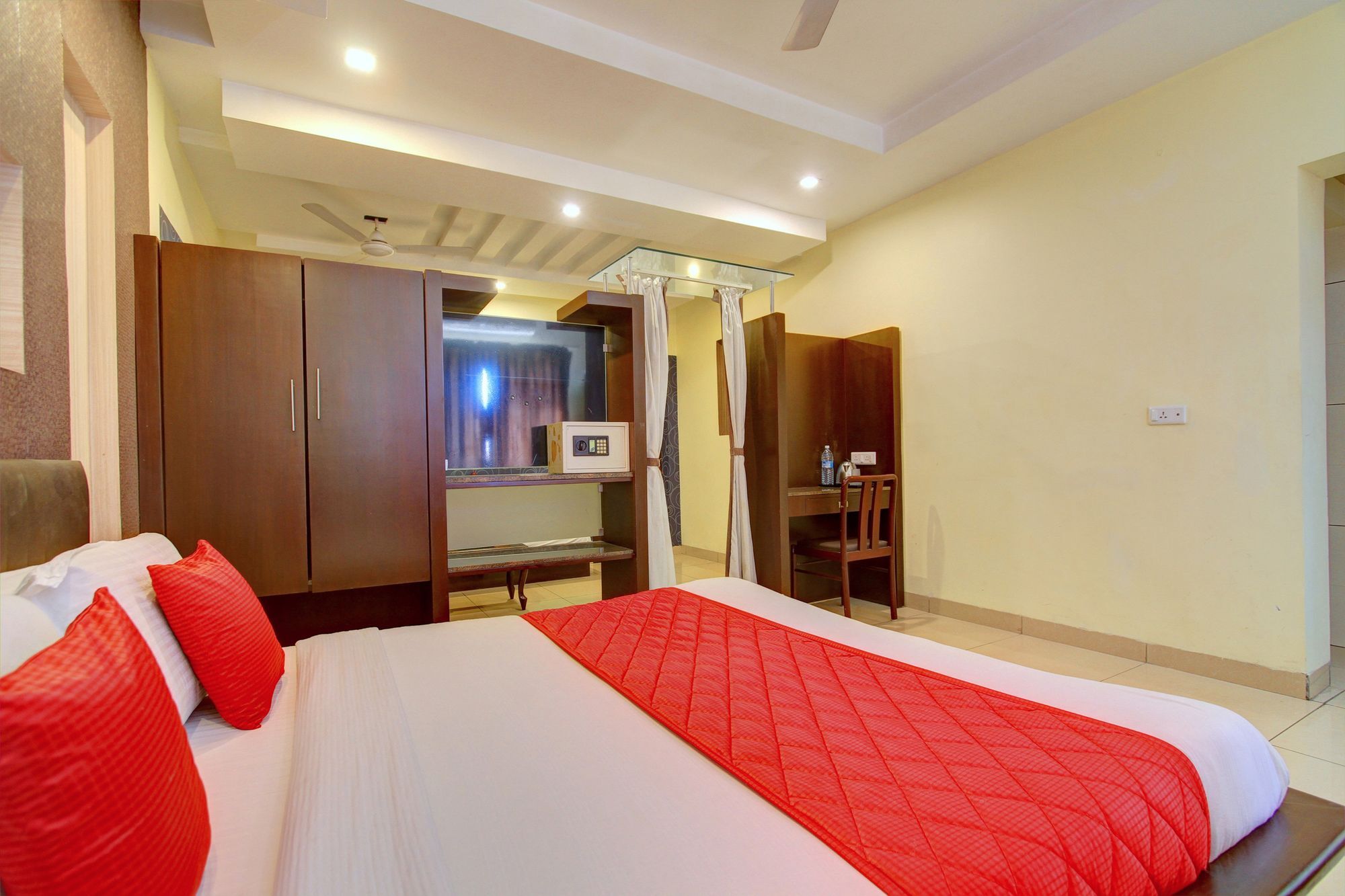 Oyo 4895 Abi Krishna Hotel Pondicherry Bagian luar foto